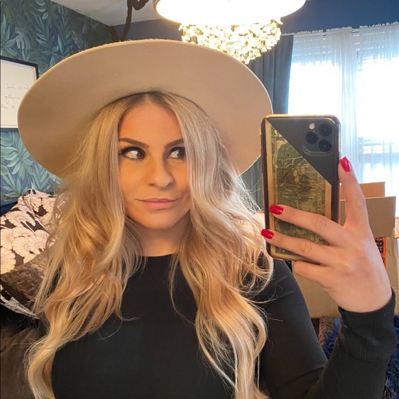 Meet your Posher, Christina - Picture 4 of 4